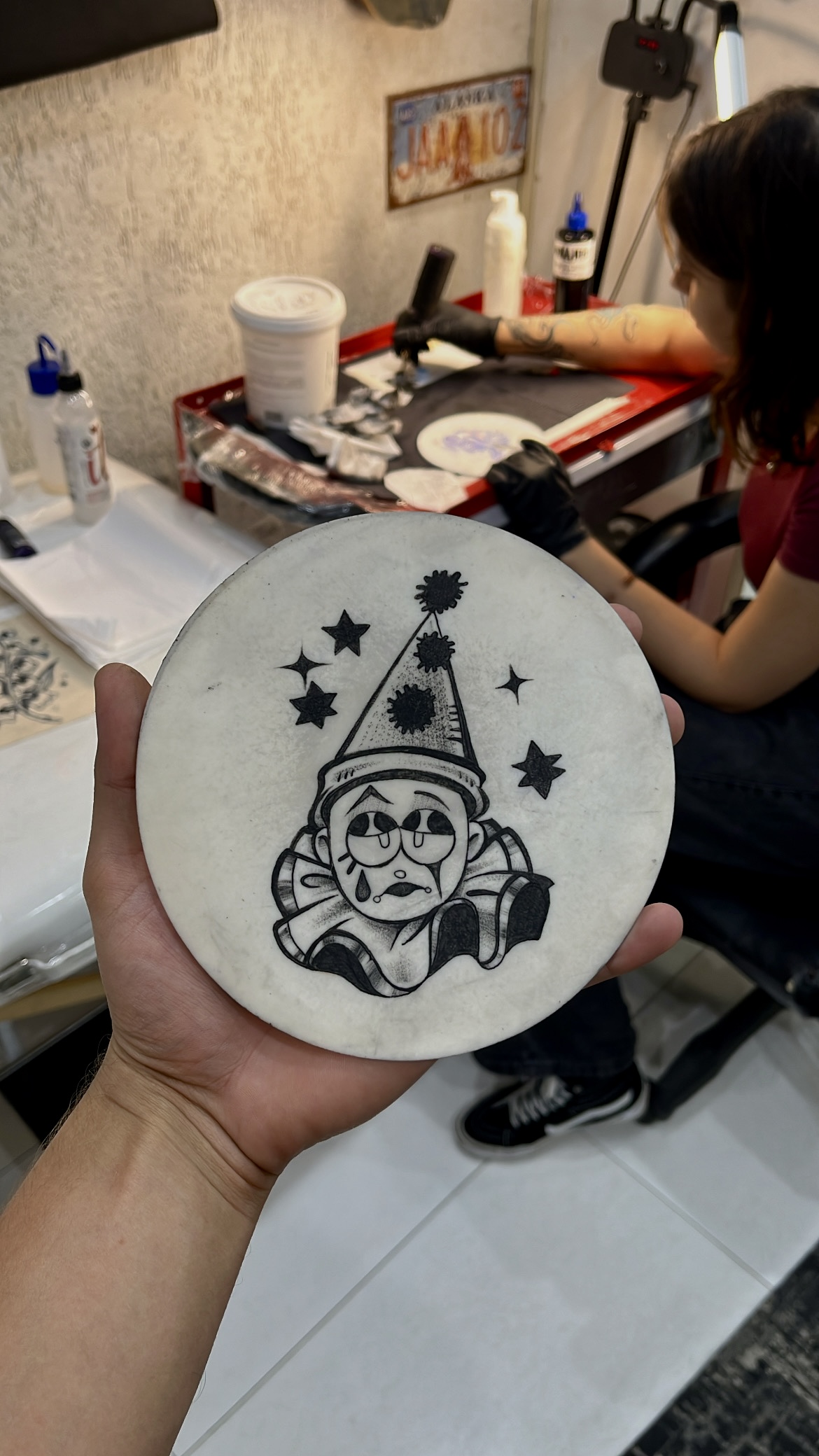 Russ conduzindo mentoria de tatuagem